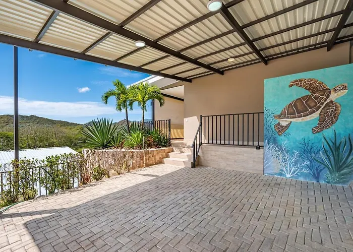 Luxe Hillside Retreat With Epic Views Hébergement de vacances *