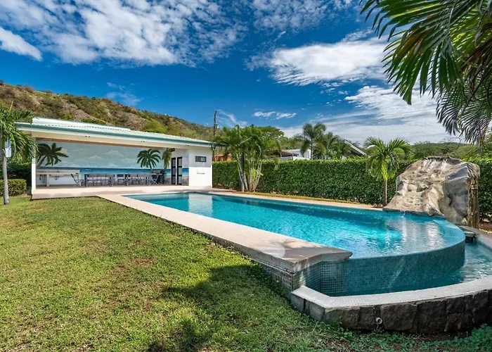 Hébergement de vacances Luxe Hillside Retreat With Epic Views *
